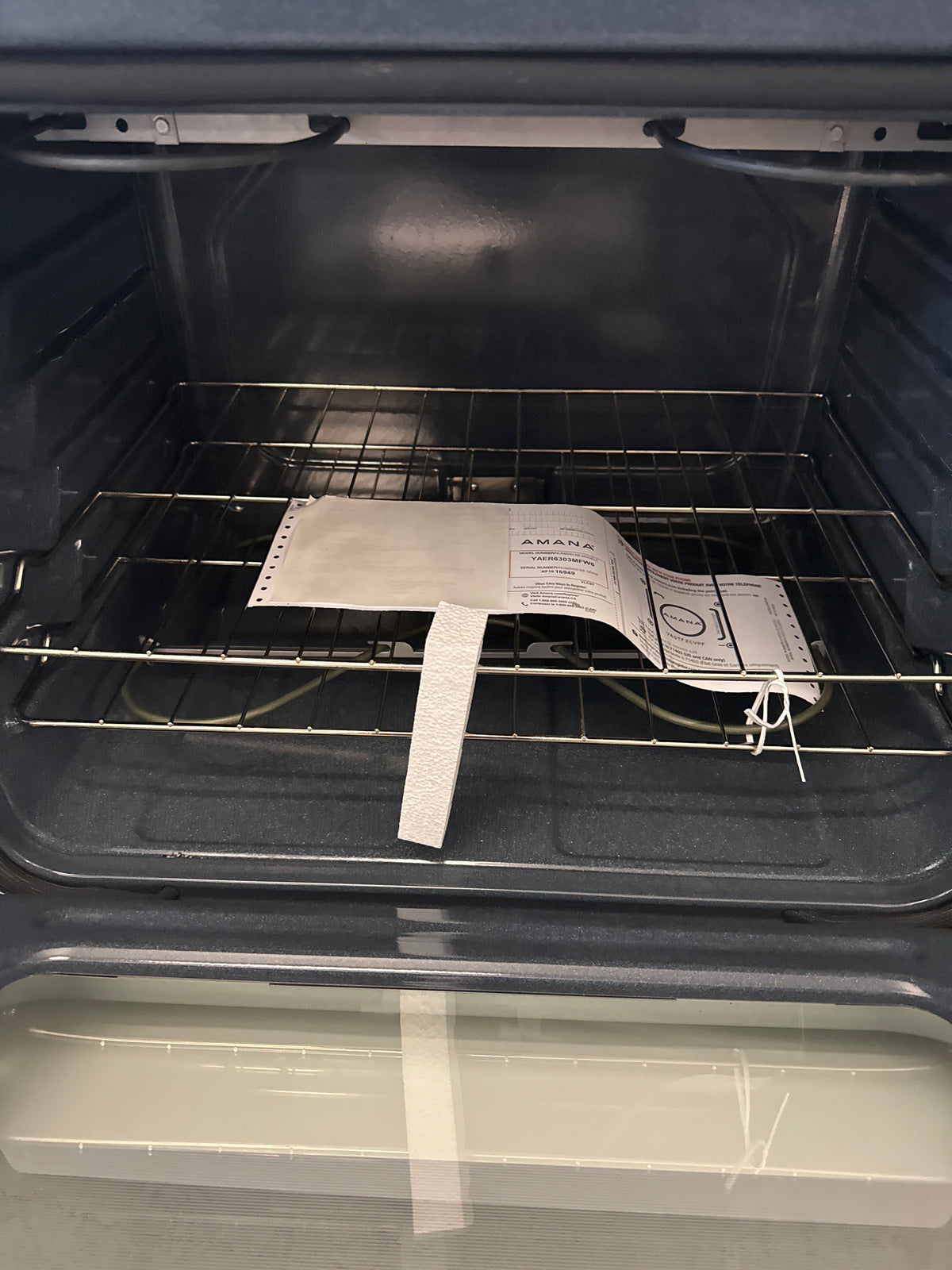 Cuisinière électrique autonome avec système Temp Assure de 4,8 pi³ et de 30 po d'Amana (YAER6303MFW) - Blanc