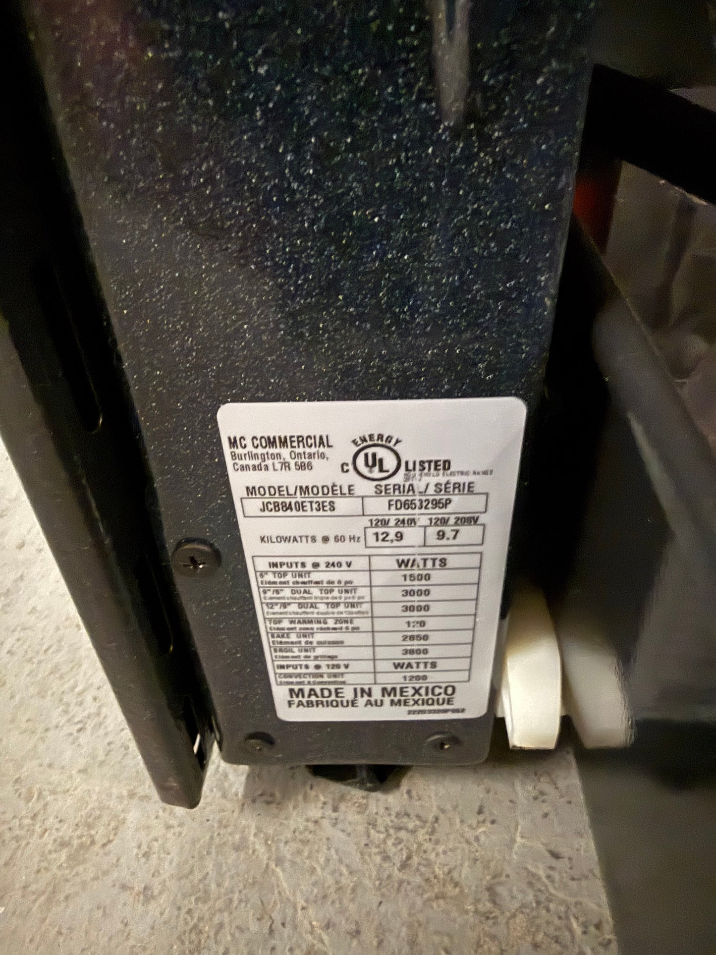 Cuisinière à convection électrique de GE Appliances, 5 éléments, 5 pi³, ARDOISE JCB840ETES