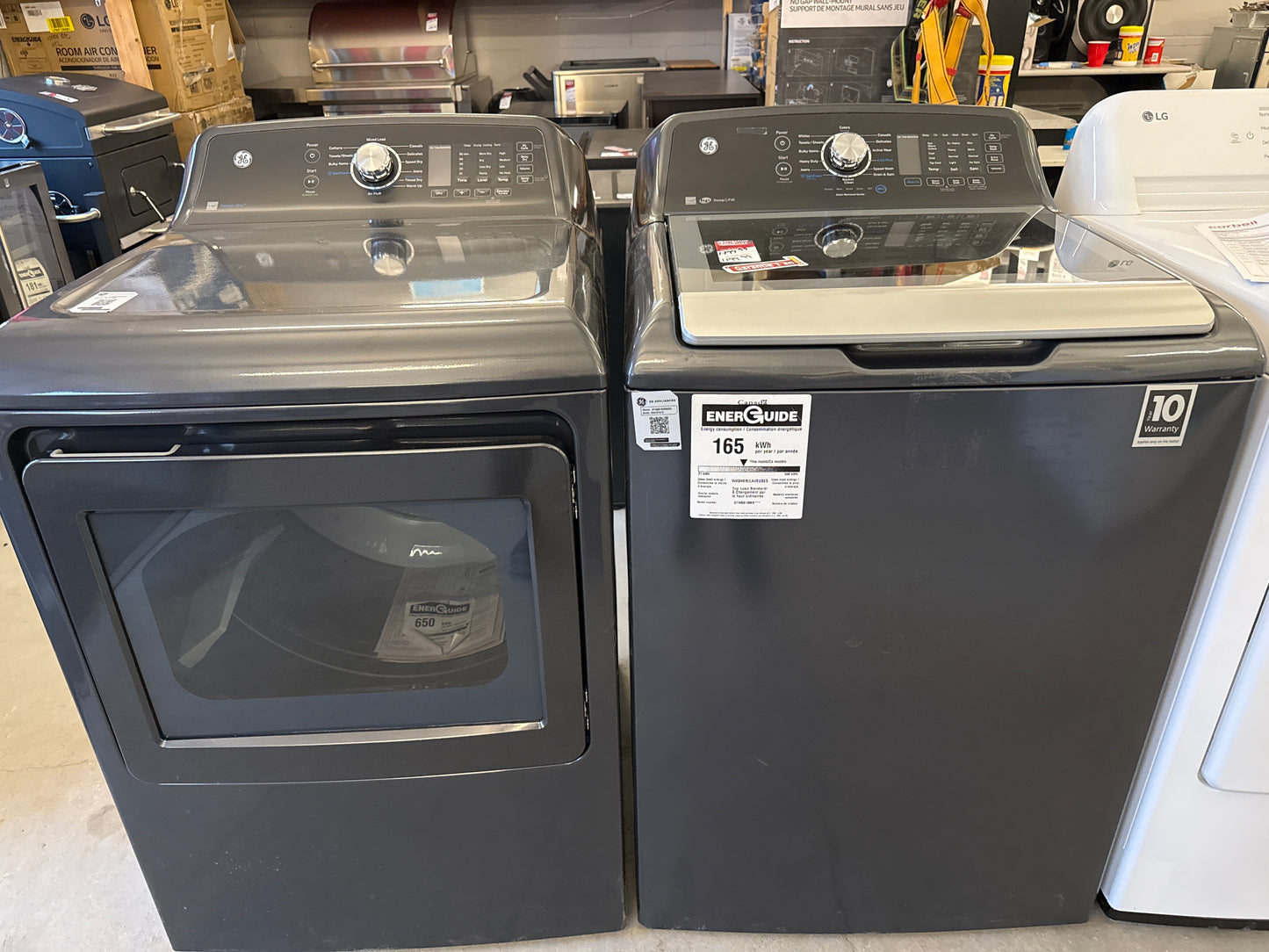 Laveuse GTW681BMRDG à chargement par le haut 5,3 pi³ et sécheuse GTD68EBMRDG électrique 7,4 pi³ de GE - Gris diamant