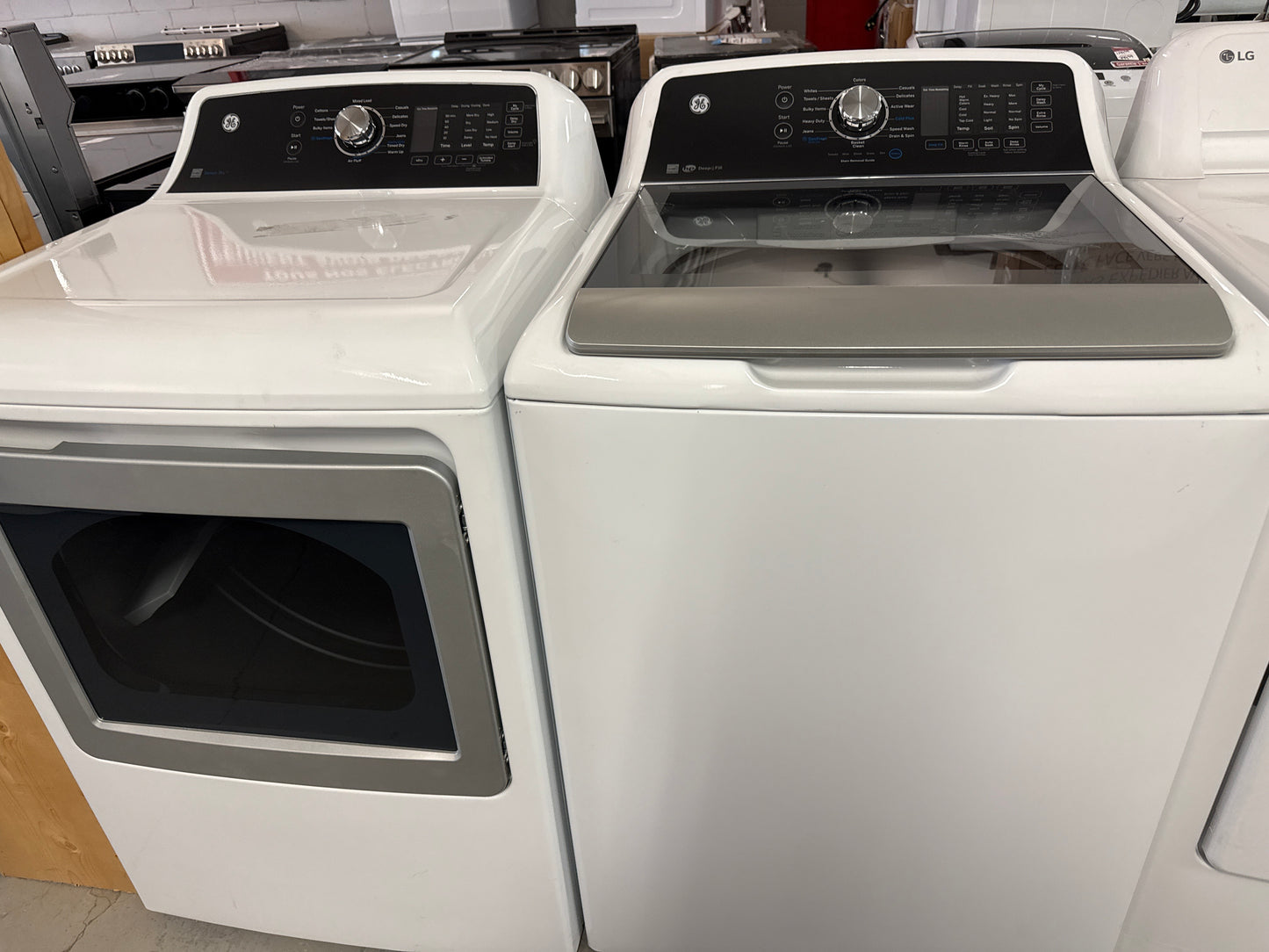 Laveuse GTW681BMRWS à chargement par le haut 5,3 pi³ et sécheuse GTD68EBMRWS électrique 7,4 pi³ de GE - BLANC