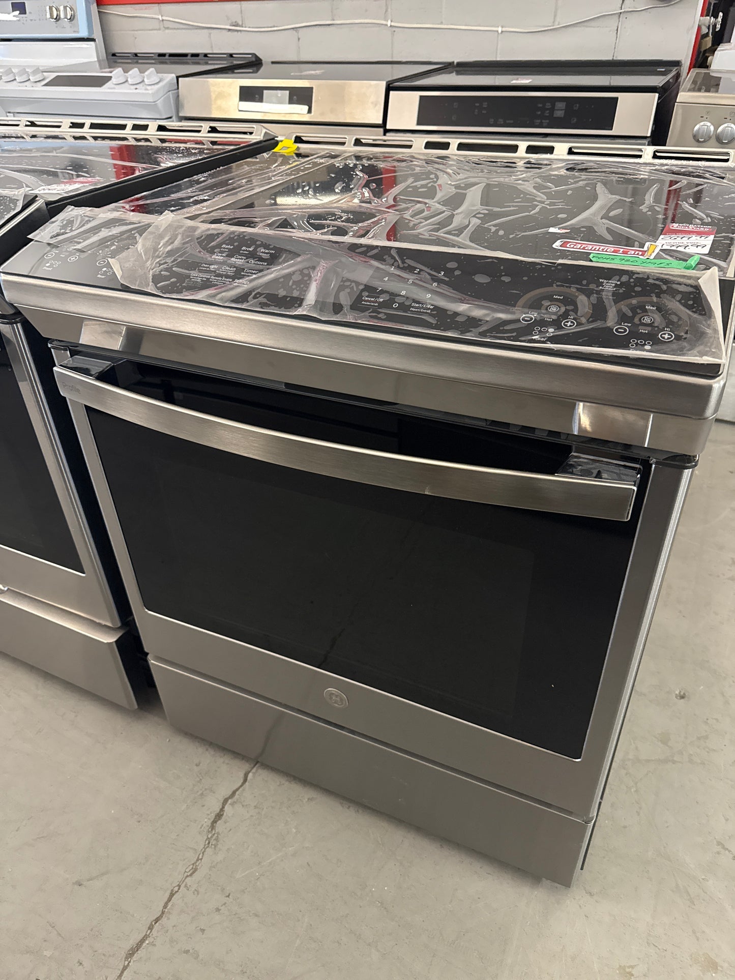 GE Profile Cuisinière à induction intelligente encastrée de 30 po avec four à convection véritable et friture à air chaud, sans préchauffage, en acier inoxydable résistant aux marques de doigts Pchs920ymfs