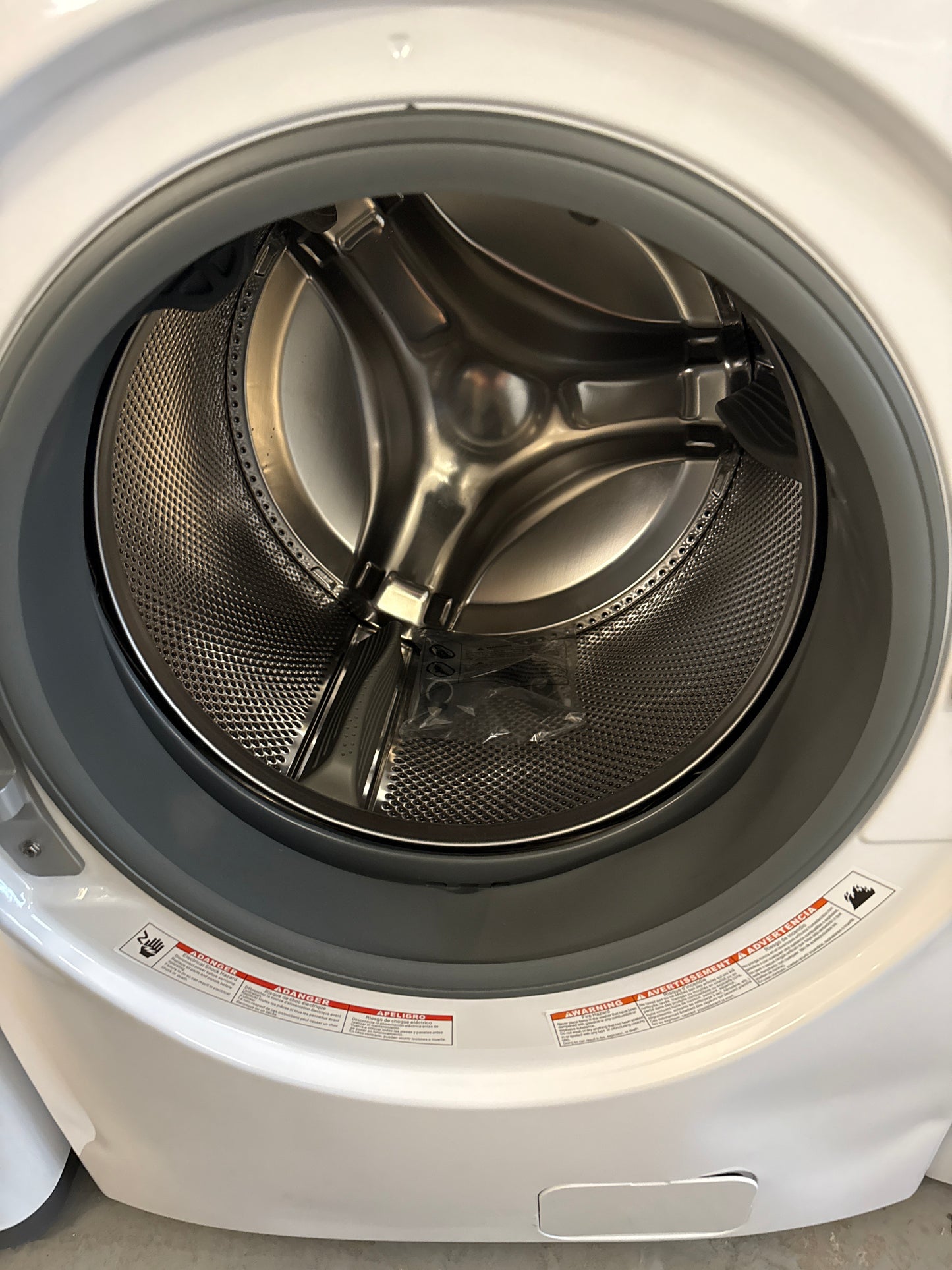 Midea - Laveuse à chargement frontal blanche de 5,2 pi³ avec réduction automatique des vibrations MLH52N5AWW