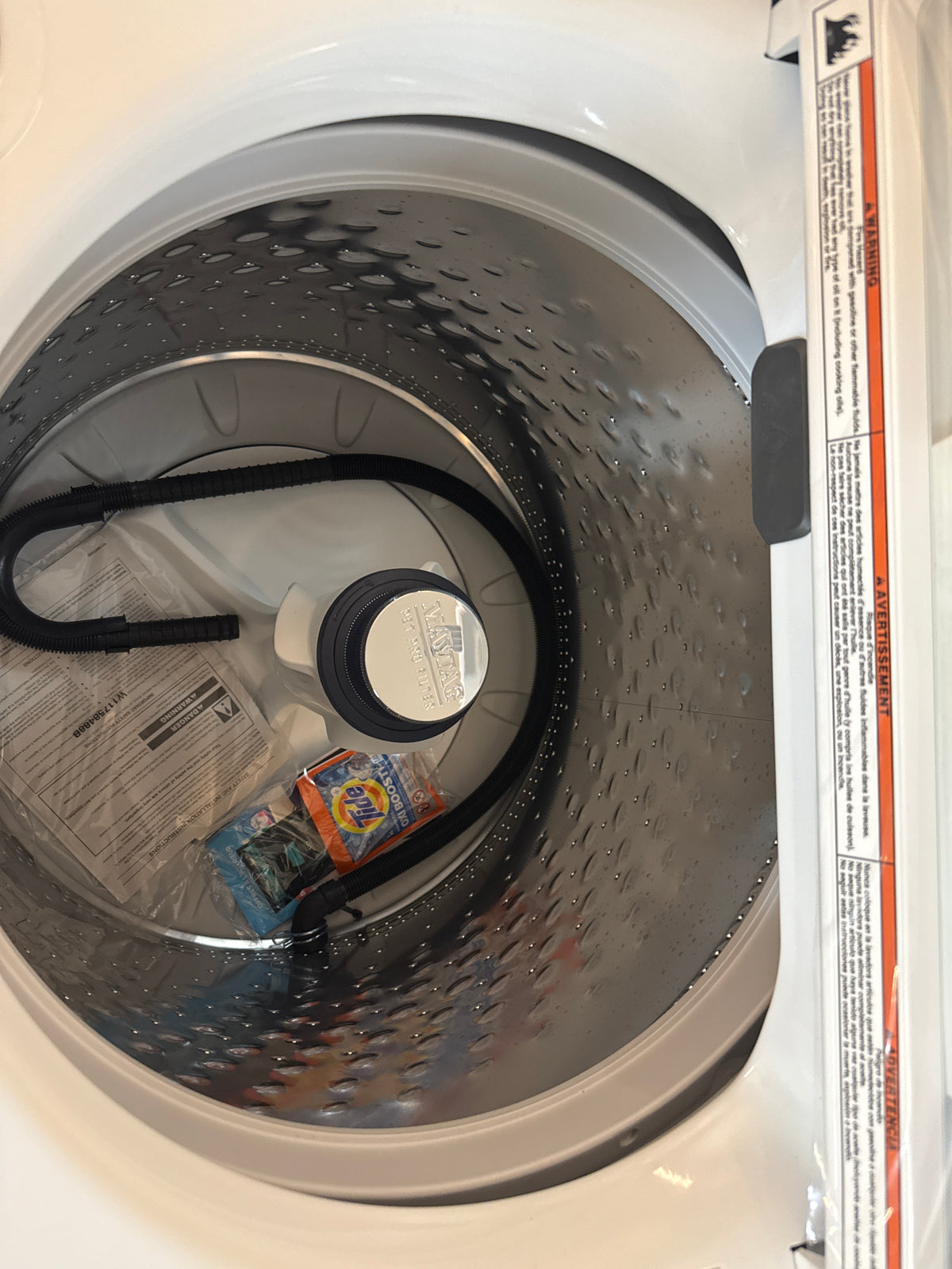 Laveuse maytag MTW5605RW à chargement par le haut HE 5,4 pi³ et sécheuse maytag YMED5605RW à gaz à vapeur 7 pi³ Pet Pro de Maytag - BLANC