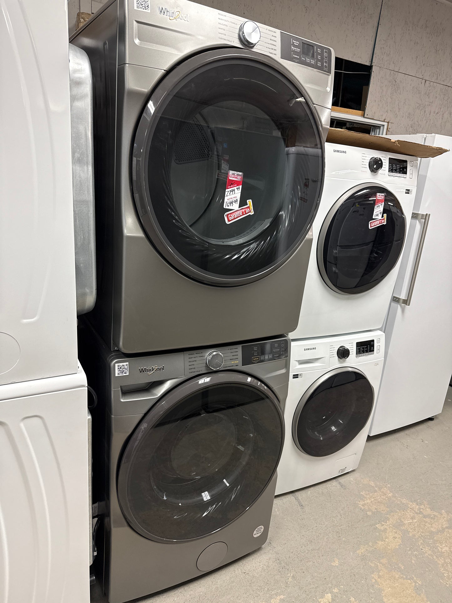 Laveuse WFW5720RR à vapeur à chargement frontal 4,5 pi³ et sécheuse YWED5720RR électrique à vapeur 7,5 pi³ Whirlpool - Argenté rayonnant