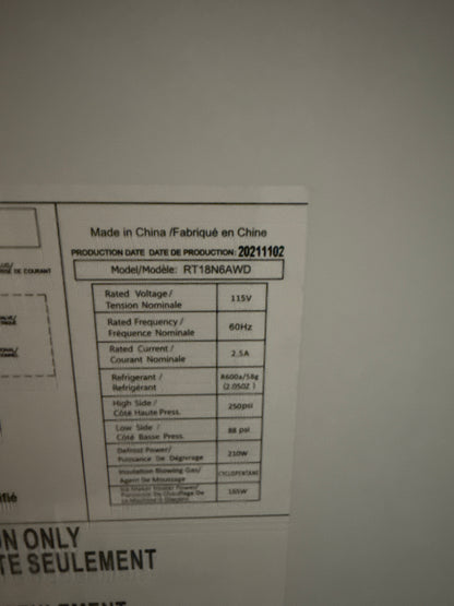 Réfrigérateur à congélateur supérieur Hisense 18 pi³ profondeur standard, blanc N° de modèle RT18A2FWD