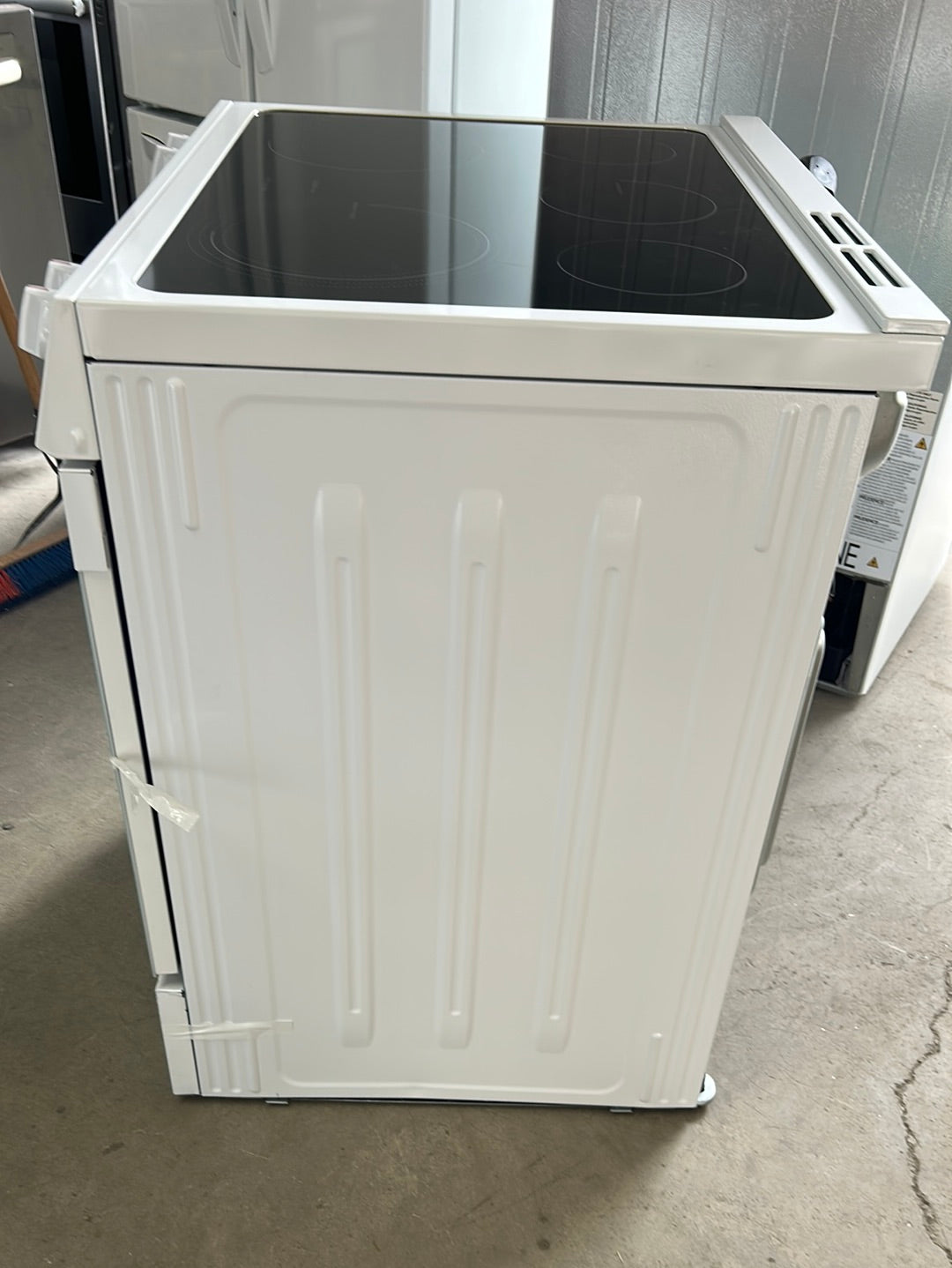 Cuisinière électrique autonome 5 éléments 5,3 pi³ 30 po de Frigidaire (FCFE306CAW) - Blanc
