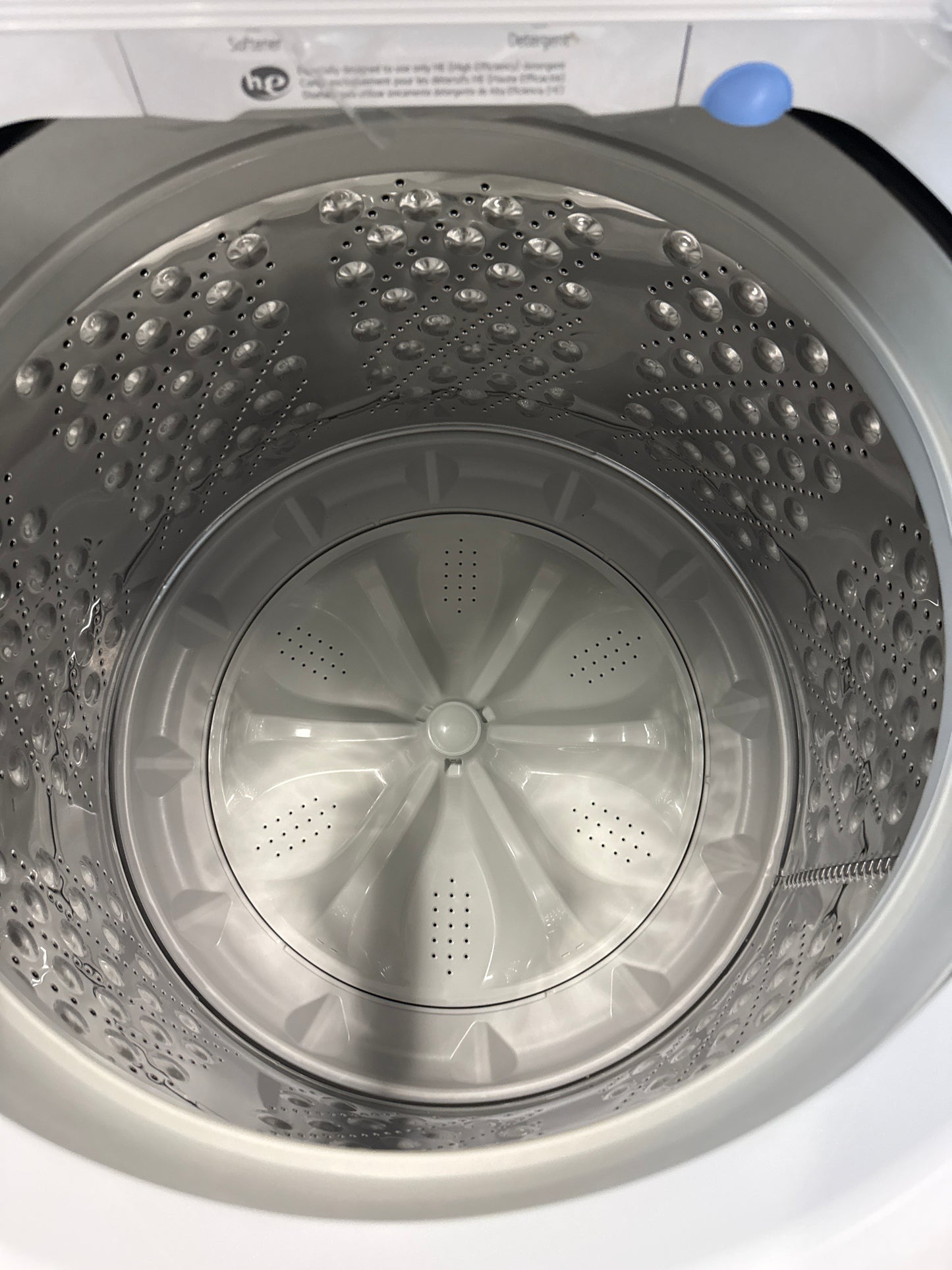 LG - Laveuse blanche à chargement par le haut de 5,2 pi³ avec technologie TurboDrum WT7010CW