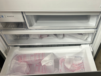 Réfrigérateur deux portes 17,6 pi³ 31,5 po distr. glace Frigidaire (FRFG1723AV) - Acier brossé