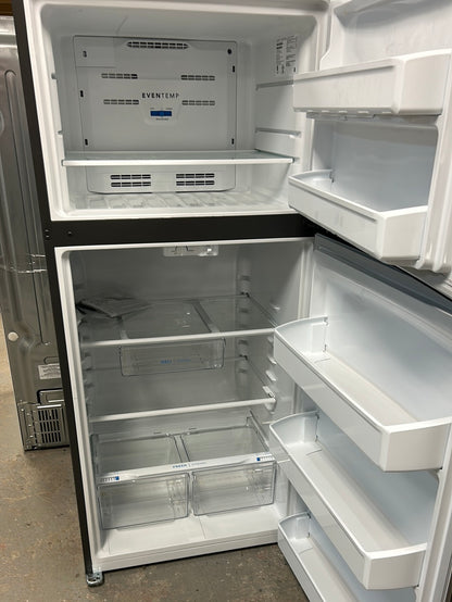Réfrigérateur à congélateur en haut Frigidaire, porte réversible à fermeture automatique, 30 po, 18 pi³, acier inoxydable / LFTR1835VF
