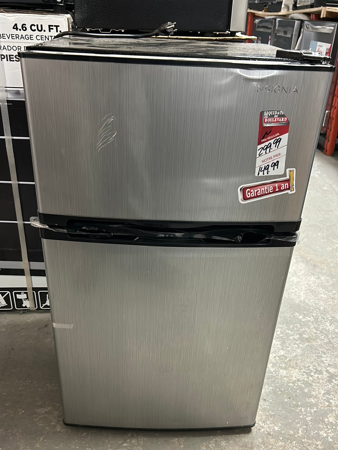 Réfrigérateur de bar autonome de 3 pi³ d'Insignia (NS-CF30SS9-C) - Gris/Noir