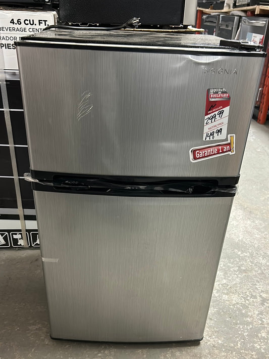 Réfrigérateur de bar autonome de 3 pi³ d'Insignia (NS-CF30SS9-C) - Gris/Noir