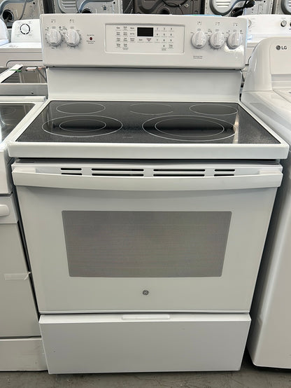 GE Cuisinière à électrique de 30 po avec four à convection et friture a air sans préchauffage JCB840DVWW