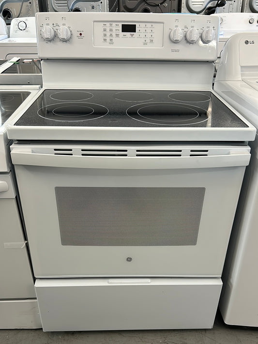 GE Cuisinière à électrique de 30 po avec four à convection et friture a air sans préchauffage JCB840DVWW