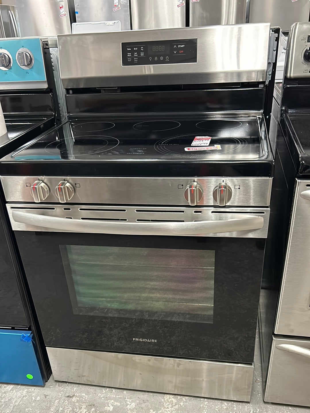 Cuisinière électrique autonome à 5 éléments avec ventilateur à convection et friture à l'air 5,3 pi³ 30 po de Frigidaire FCRE308CAS - Inox