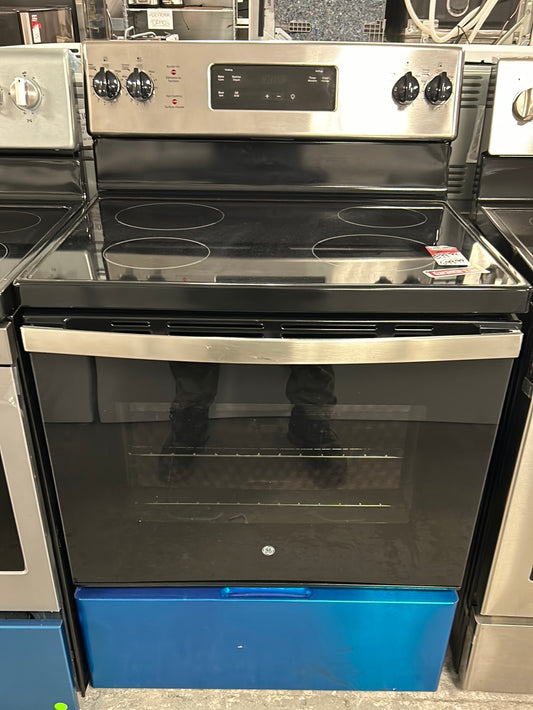 Cuisinière électrique autonome à four autonettoyant 5 pi³ 30 po de GE (JCB630SVSS) - Inox