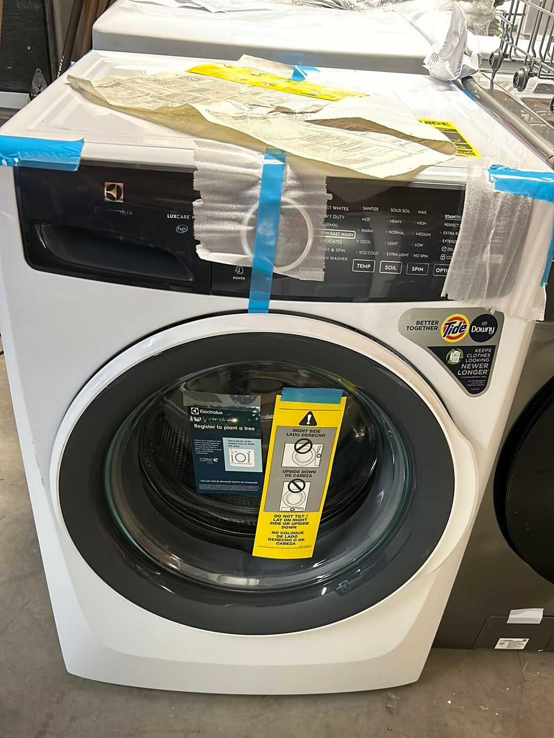 Laveuse à vapeur à chargement frontal HE de 5,2 pi³ d'Electrolux (ELFW7437AW) - Blanc